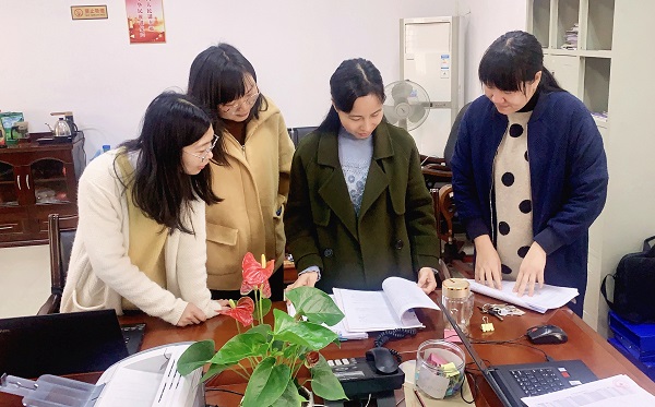 图1为纪检监察女干部共同梳理案件线索、研究分析案情。.jpg 图1为纪检监察女干部共同梳理案件线索、研究分析案情。.jpg