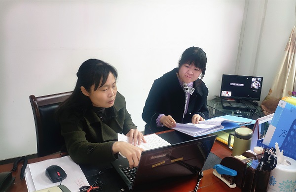 图2为派驻纪检监察组女干部研究派驻监督工作,全面掌握“家底”,确保派驻监督针对性、实效性。.jpg 图2为派驻纪检监察组女干部研究派驻监督工作,全面掌握“家底”,确保派驻监督针对性、实效性。.jpg
