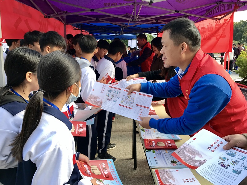 郁南县纪委监委将宪法宣传结合反腐倡廉宣传 为中学生上生动的“廉洁课”.jpg 郁南县纪委监委将宪法宣传结合反腐倡廉宣传 为中学生上生动的“廉洁课”.jpg