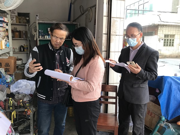 图4为纪检监察女干部春节前后到都城镇城南社区,开展疫情防控排查登记工作。2.JPG 图4为纪检监察女干部春节前后到都城镇城南社区,开展疫情防控排查登记工作。2.JPG
